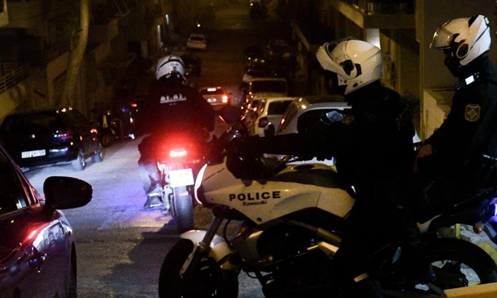 Ανάβυσσος: Θύμα ληστείας έπεσε ένας 30χρονος μέσα στο αυτοκίνητο του - Του έβαλαν χειροπέδες και μονωτική ταινία